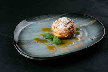 desenli siyah arkaplanda meyve ve çikolata tatlısı