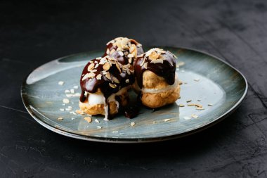 desenli siyah arkaplanda meyve ve çikolata tatlısı