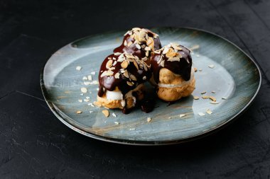 desenli siyah arkaplanda meyve ve çikolata tatlısı