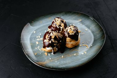 desenli siyah arkaplanda meyve ve çikolata tatlısı