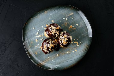 desenli siyah arkaplanda meyve ve çikolata tatlısı