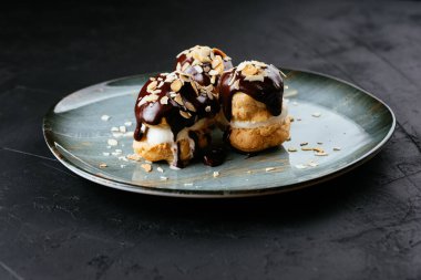 desenli siyah arkaplanda meyve ve çikolata tatlısı