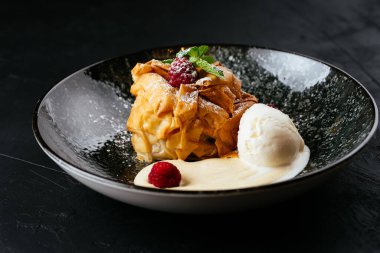 desenli siyah arkaplanda meyve ve çikolata tatlısı