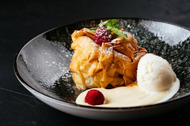 desenli siyah arkaplanda meyve ve çikolata tatlısı