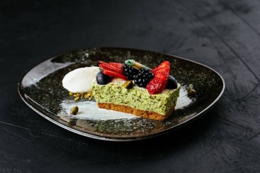 desenli siyah arkaplanda meyve ve çikolata tatlısı