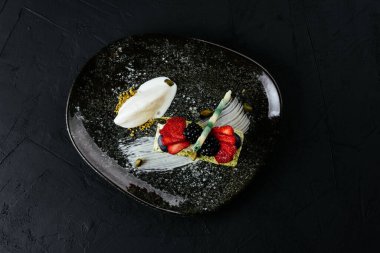 desenli siyah arkaplanda meyve ve çikolata tatlısı