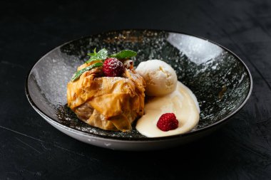 desenli siyah arkaplanda meyve ve çikolata tatlısı