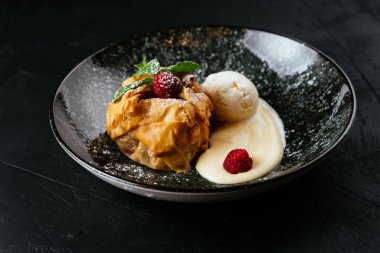 desenli siyah arkaplanda meyve ve çikolata tatlısı