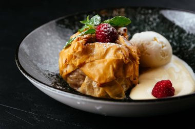 desenli siyah arkaplanda meyve ve çikolata tatlısı