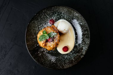 desenli siyah arkaplanda meyve ve çikolata tatlısı