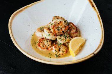 Siyah arka planda ızgara karides.