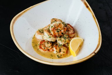 Siyah arka planda ızgara karides.