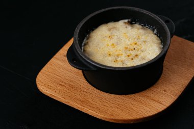 Mantarlı jülyen ve siyah arka planda tavuk.