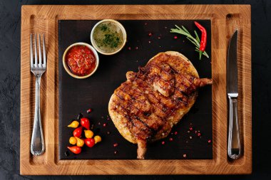 Sebzeli ve soslu ızgara tavuk.