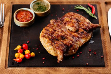 Sebzeli ve soslu ızgara tavuk.