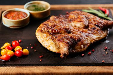 Sebzeli ve soslu ızgara tavuk.