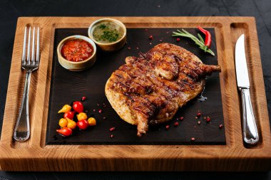 Sebzeli ve soslu ızgara tavuk.