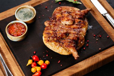 Sebzeli ve soslu ızgara tavuk.