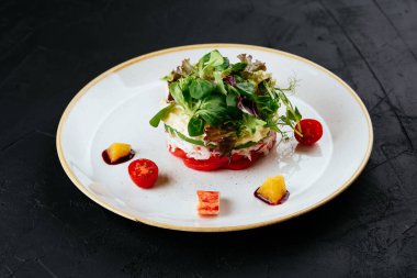 Sebzeli salata ve siyah arka planda yengeç eti.