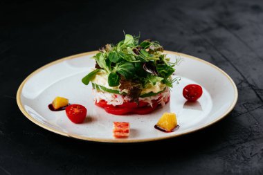 Sebzeli salata ve siyah arka planda yengeç eti.