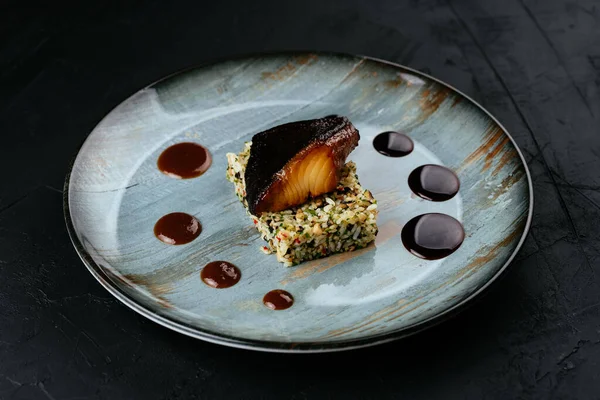 Pescado Parrilla Con Arroz Verduras Sobre Fondo Negro — Foto de Stock