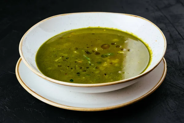 Groene Spaanse Gazpacho Soep Een Zwarte Achtergrond — Stockfoto