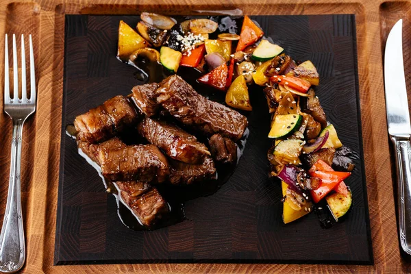 Filete Ternera Mármol Con Verduras Salsa Sobre Fondo Negro — Foto de Stock