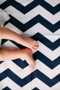 Beyaz bir arka planda bir kadının ellerini kapat.