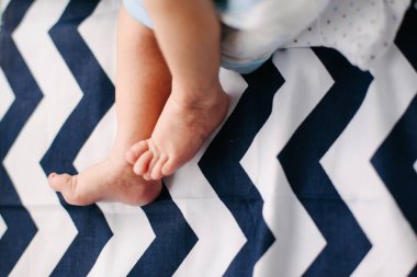 Beyaz gömlekli ve siyah elbiseli bir kadın ve bir erkeğin arka planına yakın durun.