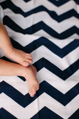 Bir kadının ayaklarını bir yatağa yakın tut.