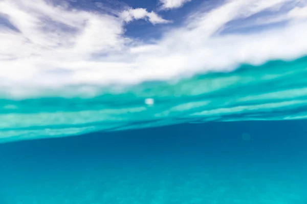 Wazige Achtergrond Van Tropische Zee Met Blauwe Lucht — Stockfoto