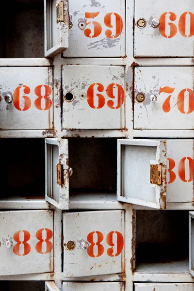 Oude Roestige Metalen Deur Met Veel Van Een Rode Witte — Stockfoto