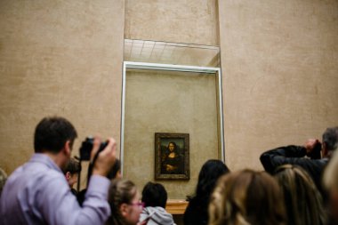 Mona Lisa 'nın Paris' teki Kalabalık Arasında Louvre 'un İçindeki Görünümü
