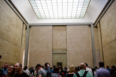 Mona Lisa 'nın Paris' teki Louvre Müzesi 'nin İçindeki Geniş Açı Görünümü