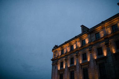 Şehirdeki eski bina.