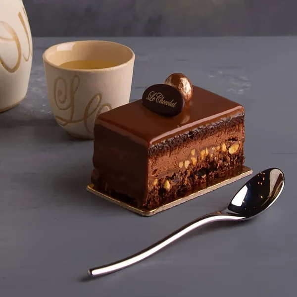 Bolo Chocolate Com Nozes Café Prato Branco — Fotografia de Stock