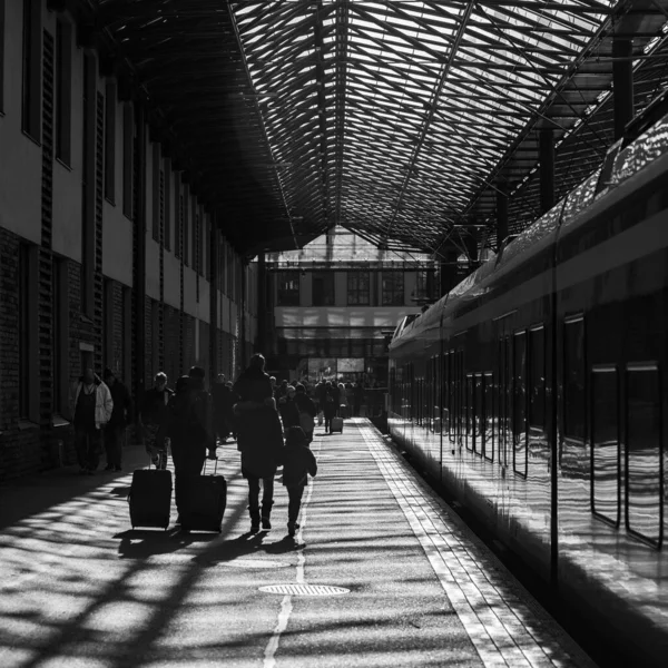 Das Mädchen Das Mit Den Fahrgästen Den Bahnhof Entlanggeht — Stockfoto