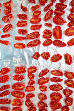 Beyaz arka planda taze kırmızı çilekler.