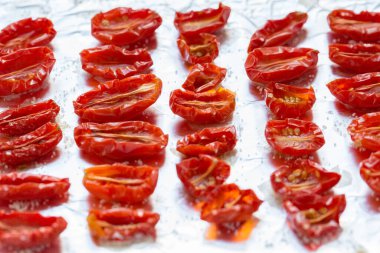 Kırmızı ve beyaz domatesleri kapatın.