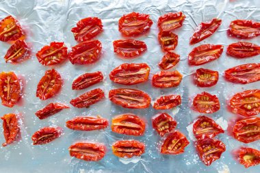 Beyaz arkaplanda kırmızı biber