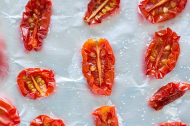 Beyaz arkaplanda kırmızı biber