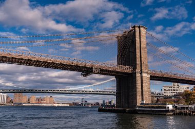 Brooklyn Köprüsü (1) ve Manhattan Köprüsü (2) güneşli bir günde görülür..