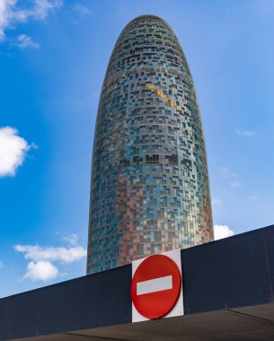 Modern bir binanın görüntüsü