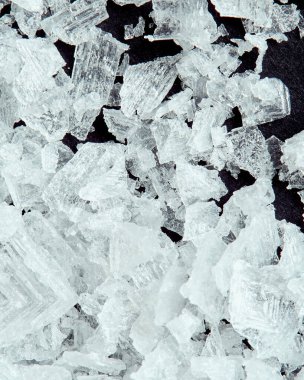Siyah arka planda deniz tuzu kristalleri, süper makro görüntü. Duvar kağıdı kavramı.