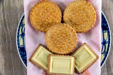 Yukarıdaki ahşap masada bisküvilerle yemek kombinasyonu.