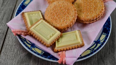 Yukarıdaki ahşap masada bisküvilerle yemek kombinasyonu.
