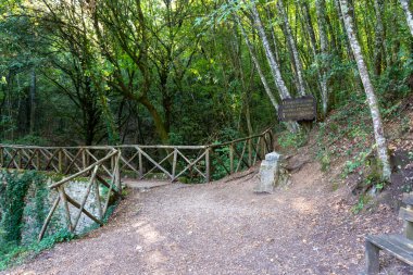 İtalya 'nın coğrafi merkezi Terni' nin Narni ilinde yer almaktadır.