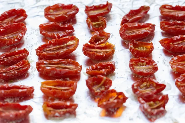 Kırmızı ve beyaz domatesleri kapatın.