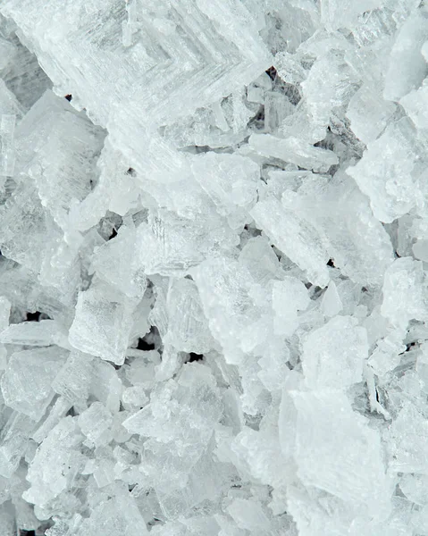 Siyah arka planda deniz tuzu kristalleri, süper makro görüntü. Duvar kağıdı kavramı.