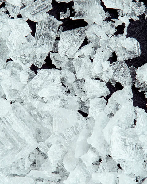 Siyah arka planda deniz tuzu kristalleri, süper makro görüntü. Duvar kağıdı kavramı.